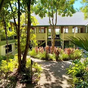 Jackaroo Treehouse Rainforest Retreat Hostal